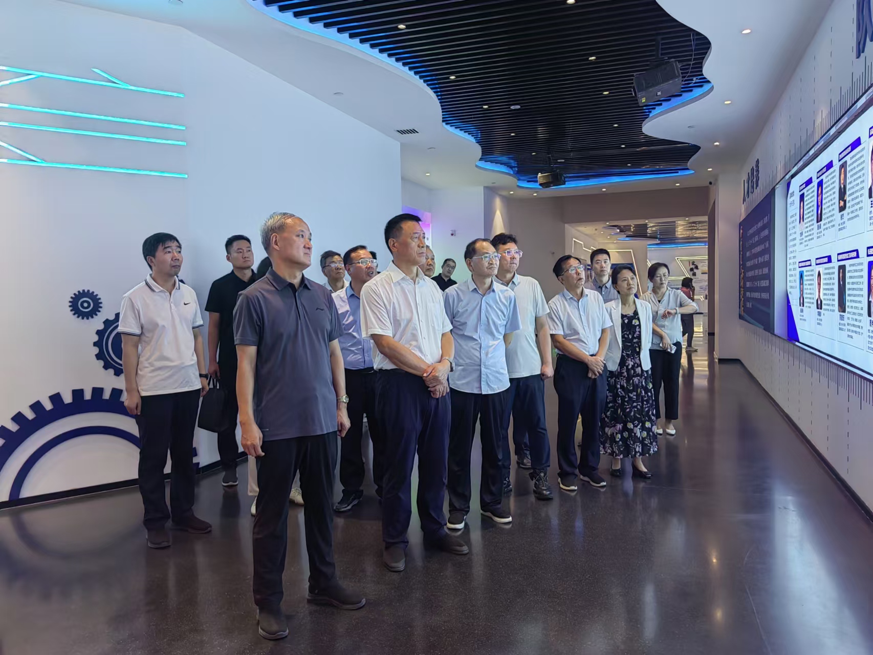            住焦省政协委员来郑考察        