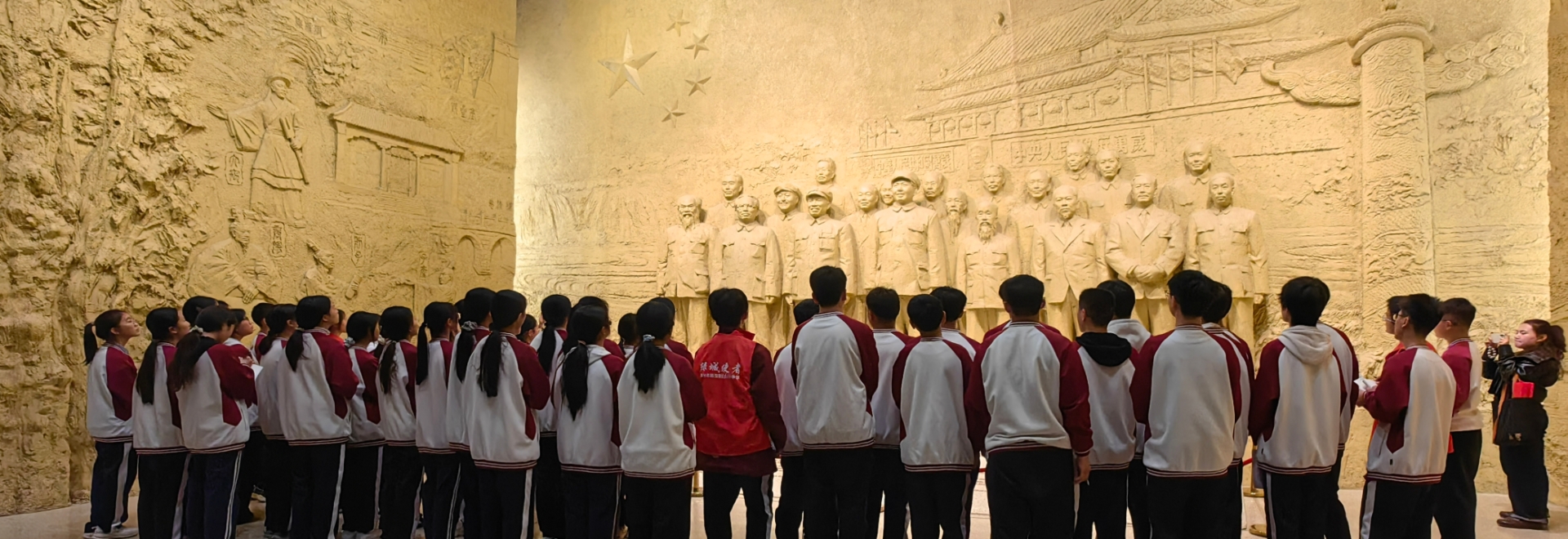 郑州市郑东新区白沙中学师生一行到郑州政协文史馆参观交流